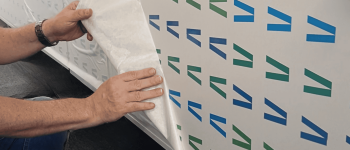 Huisstijlpatroon in uitgesneden folie bij Salto Systems